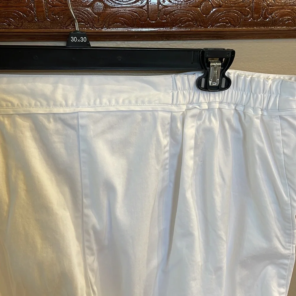 Maggie Barnes for CATHERINES  White TUMMY CONTROL white stretch cotton Capri 24W
